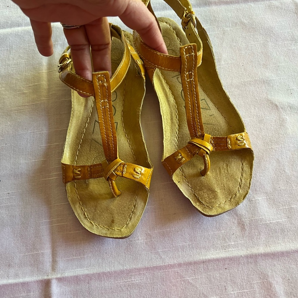 apepaZZ yellow patent sandals 7.5